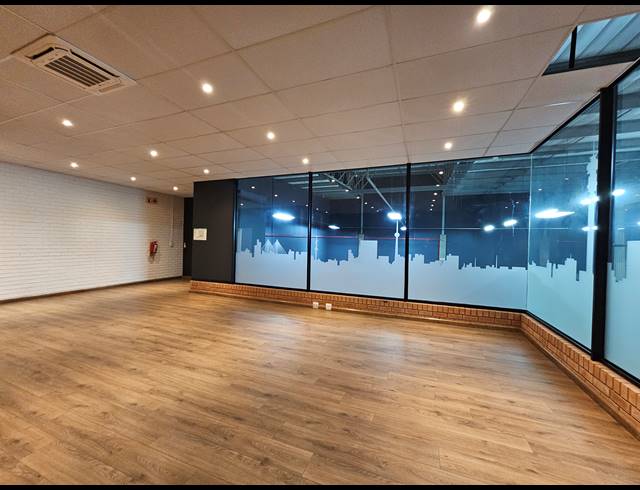 530M² WAREHOUSE TO LET IN LONGLAKE